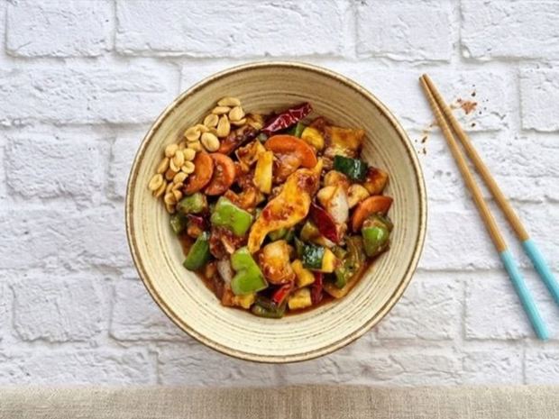 Kung pao chicken with peanuts and peppers, side of rice